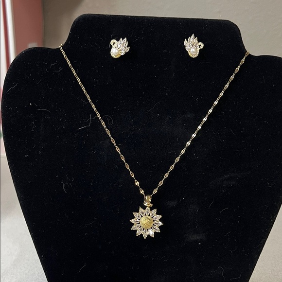 Sunflower Pendant Necklace and Earring Set - Picture 1 of 4